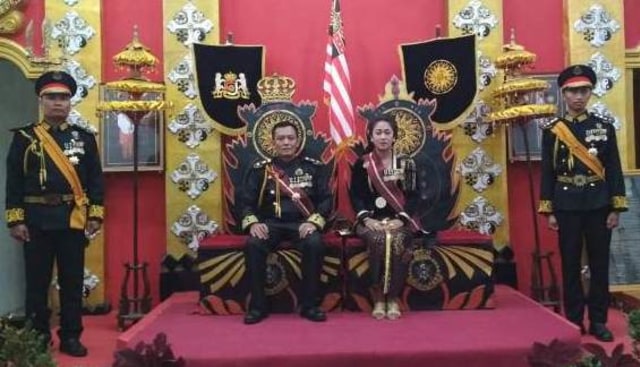 Raja dan Keraton Agung Sejagad, Sinuhun Totok Santoso Hadiningrat dan Raty, Kanjeng Ratu Dyah Gitarja. Foto: Istimewa.