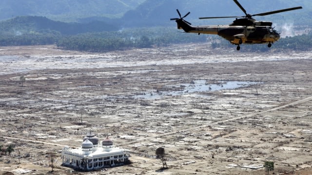 Helikopter melayang di atas Masjid Rahmatillah, Lampuuk, Aceh Besar, 14 Januari 2005. Foto AFP PHOTO/Joel Saget