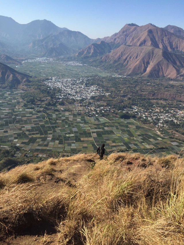 Menuruni Bukit Pergasingan. Foto: Selfy Momongan/kumparan