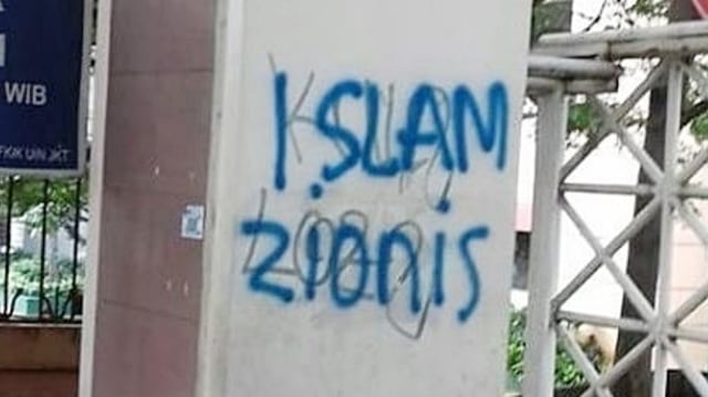 Vandalisme di kampus UIN Ciputat bertuliskan Islam Zionis. Foto: Dok. Istimewa