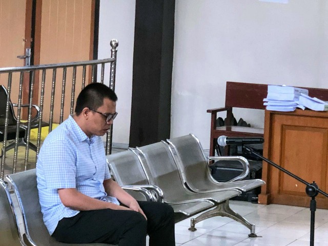 Terdakwa Robi Okta Faklefi saat mendengarkan tuntutan dari JPU KPK di Pengadilan Tipikor Palembang. (foto: istimewa)