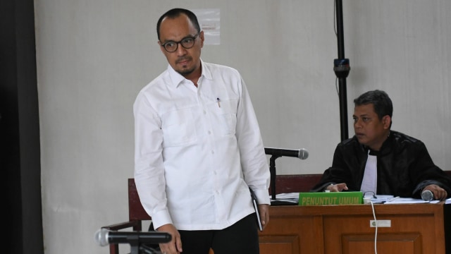 Elfin MZ Muchtar bersiap menjalani sidang lanjutan di Pengadilan Tipikor Palembang, Sumatera Selatan, Selasa (14/1). Foto: ANTARA FOTO/Nova Wahyudi