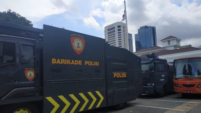 Water Canon dan Brikade disiagakan di Depan Balai Kota Jelang Demo Banjir, Jakarta. Foto: Efira Tamara Thenu/kumparan