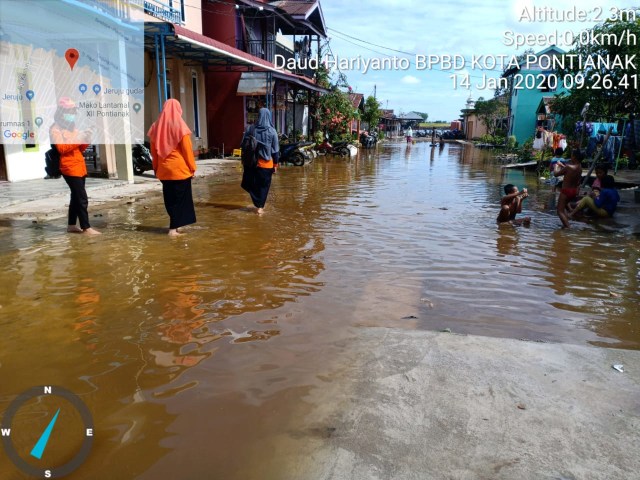 Tim BPBD Kota Pontianak melakukan pemantauan pada lokasi yang tergenang oleh banjir rob. Foto: Dok BPBD Kota Pontianak