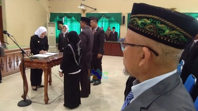 Bupati Bojonegoro, Dr Hj Anna Muawanah, saat melantik 44 pejabat di lingkungan Pemkab Bojonegoro, yang baru saja dimutasi. Selasa (14/01/2020)