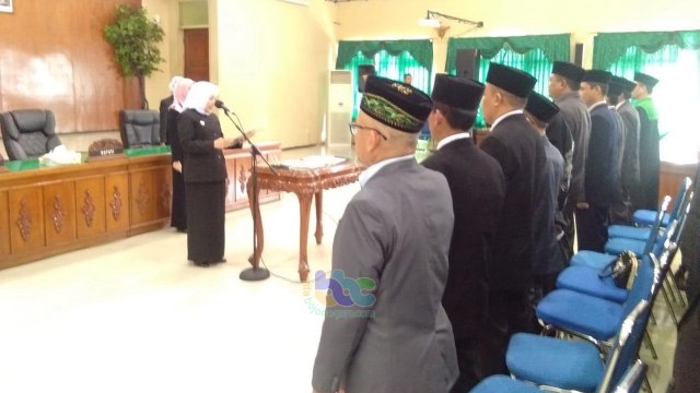 Bupati Bojonegoro, Dr Hj Anna Muawanah, saat melantik 44 pejabat di lingkungan Pemkab Bojonegoro, yang baru saja dimutasi. Selasa (14/01/2020)