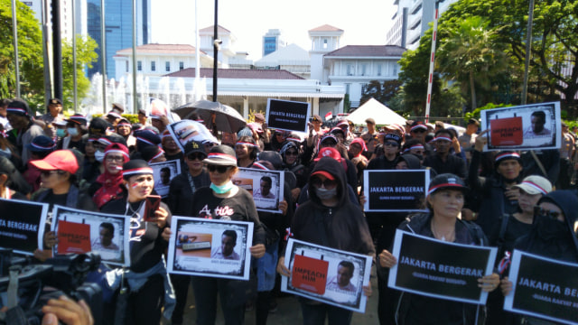 Demo di depan Balai Kota DKI Jakarta, Selsa (14/1). Foto: Fachrul Irwinsyah/kumparan