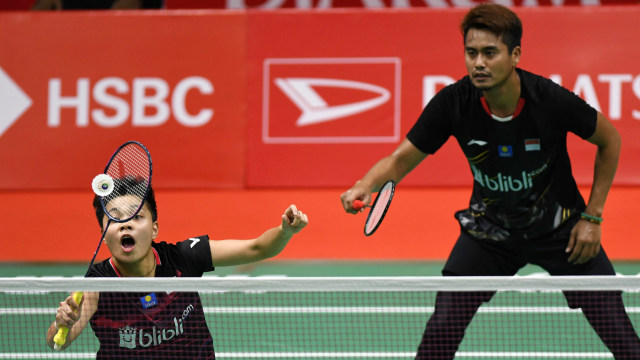 Nilai 10 untuk Debut Tontowi/Apriyani di Indonesia Masters 2020Pasangan ganda campuran Indonesia, Tontowi Ahmad/Apriyani Rahayu, berusaha mengembalikan kok saat pertandingan Indonesia Masters 2020 di Istora Senayan, Jakarta. Foto: ANTARA FOTO/Aditya Pradana Putra