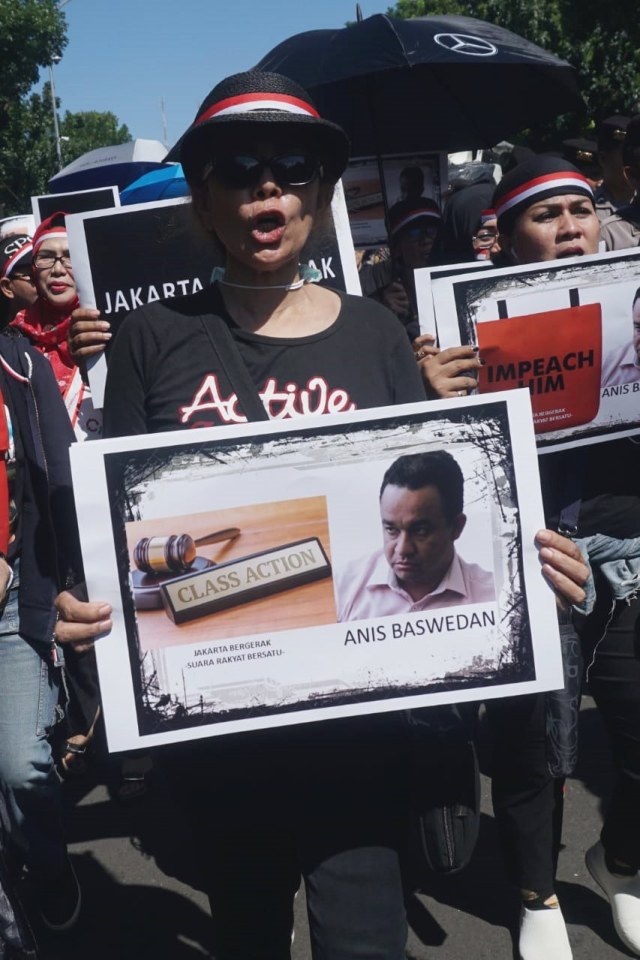 Massa dari Jakarta Bergerak menggelar unjuk rasa di depan Balai Kota, Jakarta, Selasa (14/1).  Foto: Fanny Kusumawardhani/kumparan 