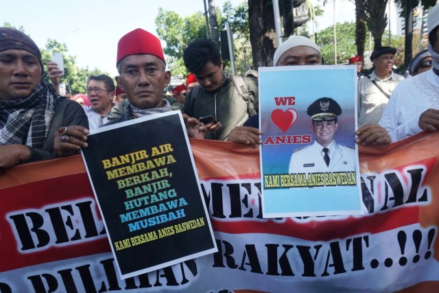 Saat Massa Kontra dan Pro Anies Demo di Balai Kota (405303)