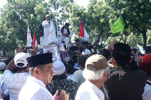 Saat Massa Kontra dan Pro Anies Demo di Balai Kota (405302)