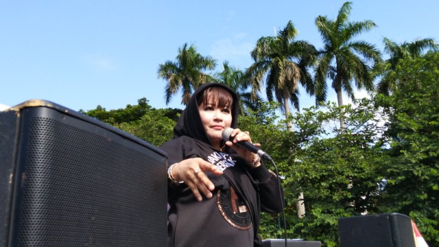 Saat Massa Kontra dan Pro Anies Demo di Balai Kota (405301)