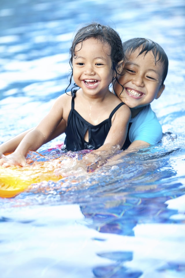 Anak balita zodiak pisces gemar berenang Foto: Shutterstock