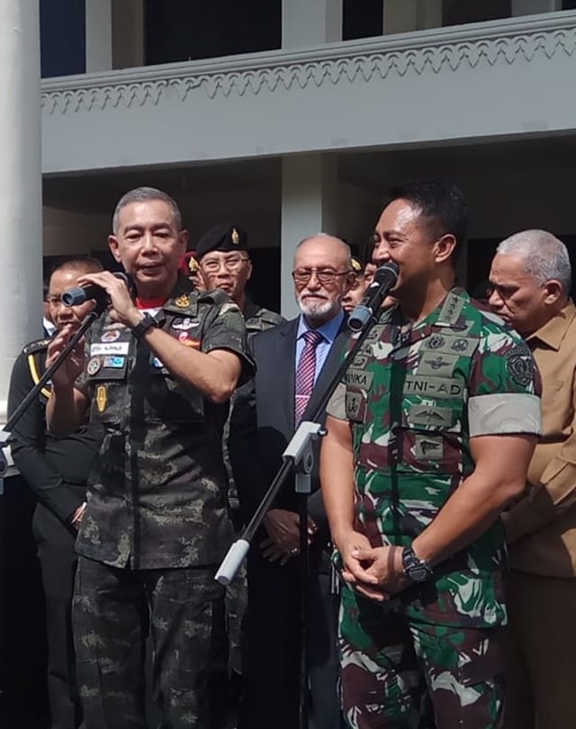 KSAD Jenderal TNI Andika Perkasa menerima kunjungan Panglima Angkatan Darat Kerajaan Thailand Jenderal Apirat Kongsompong di Aceh. Foto: Habil Razali/acehkini