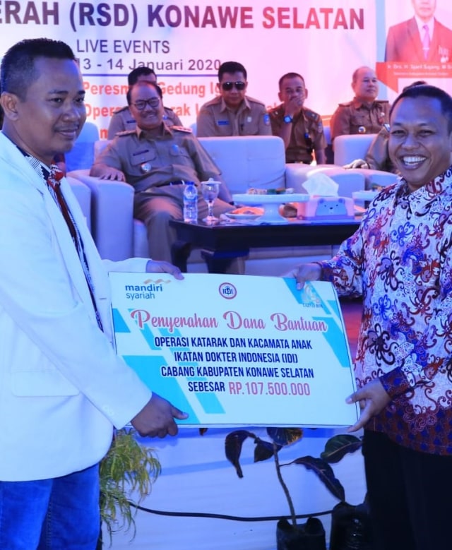 Ilyas Ibrahim, selaku Area Manager BSM Makassar, menyerahkan bantuan CSR kepada IDI Konsel, Senin (13/1). Foto: Istimewa.