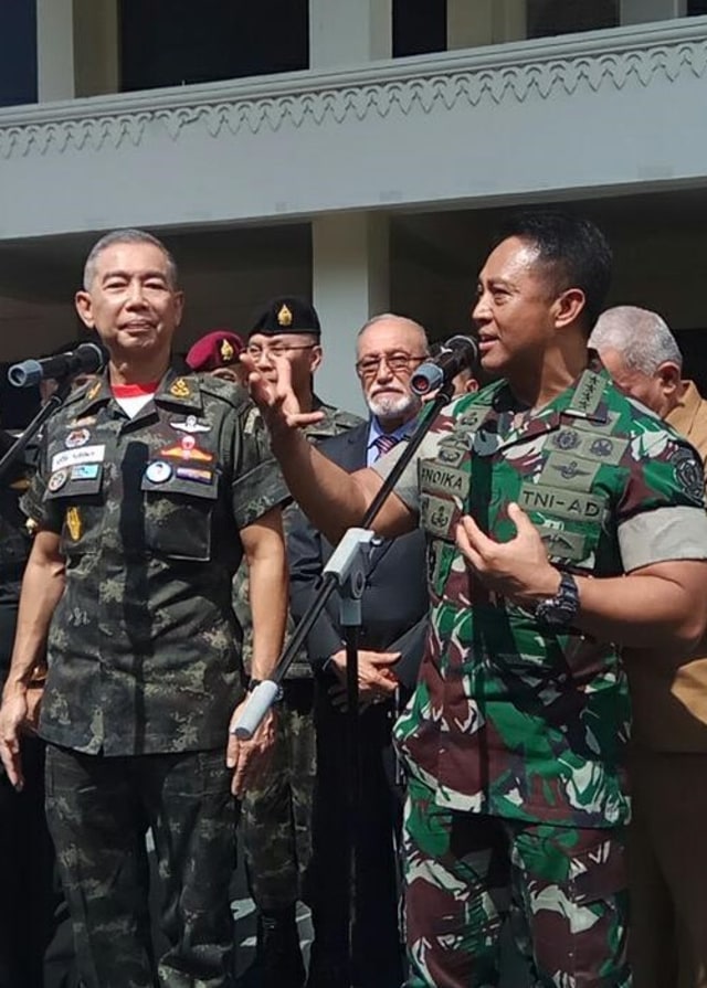 KSAD Jenderal TNI Andika Perkasa dan Panglima Angkatan Darat Kerajaan Thailand Jenderal Apirat Kongsompong memberi keterangan pers di Makodam IM. Foto: Habil Razali/acehkini