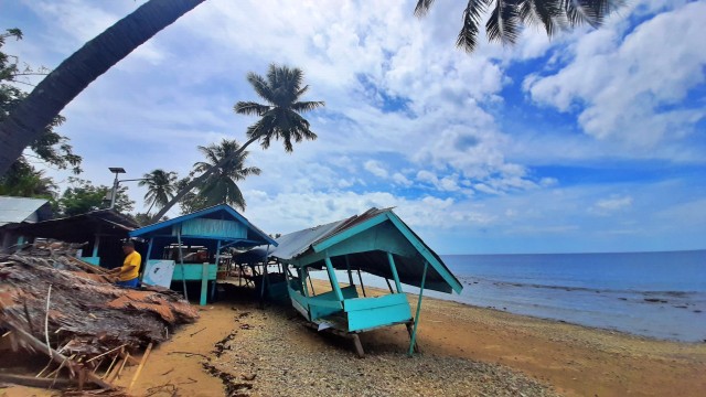 Suasana Pantai Botutonuo, pasca diterjang ombak tinggi pada Minggu 12 Januari lalu. Selasa, (14/1). Foto: Dok Banthayo.id (Wawan Akuba)