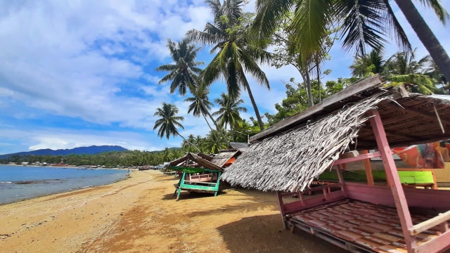 Sejumlah fasilitas yang ada di Pantai Botutonuo, rusak akibat terjangan ombak. Foto: Dok Banthayo.id (Wawan Akuba)