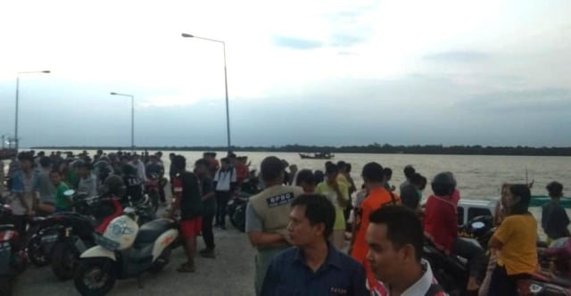 Ratusan warga memadati WFC Kuala Tungkal, lokasi dekat bocah tenggelam. Foto: Bahara Jati