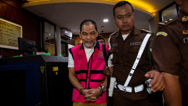 Mantan Kepala Divisi Investasi dan Keuangan PT Asuransi Jiwasraya, Syahmirwan mengenakan rompi tahanan usai menjalani pemeriksaan di Kejaksaan Agung, Jakarta. Foto: ANTARA FOTO/Dhemas Reviyanto