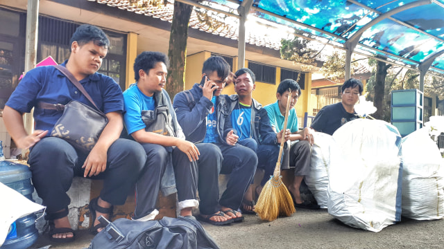 Enam dari 32 mahasiswa penyandang disabilitas netra yang dipaksa angkat kaki dari Wyata Guna Bandung. (Foto: Assyifa/bandungkiwari.com)