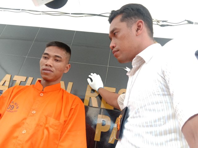 Kasat Reskrim Polresta Palangka Raya Kompol Todoan Agung saat menginterogasi tersangka Eks(34) di Mapolresta Palangka Raya. 