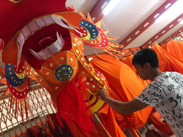 Edwin menunjukkan naga buatannya di Yayasan Panca Bhakti Pontianak. Foto: Teri/Hi!Pontianak