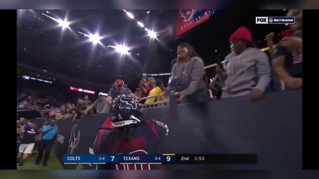 DeAndre Hopkins memberi bola ke ibunya, Sabrina Greenlee di tribun penonton. (Foto: Tangkapan layar YouTube/Playback NFL)