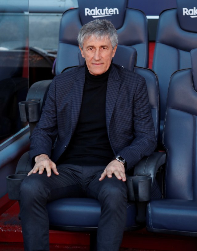 Quique Setien merasakan duduk di bangku cadangan Camp Nou. Foto: Reuters/Albert Gea