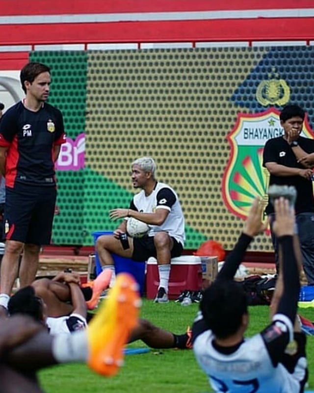 Paul Munster (berdiri, kiri) mendampingi Bhayangkara FC menjalani latihan pramusim perdana 2020. Foto: Bhayangkara FC