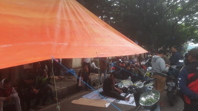 Puluhan mahasiswa disabilitas netra memasang tenda akibat terusir dari Wyata Guna Bandung. Foto: Rachmadi Rasyad/kumparan