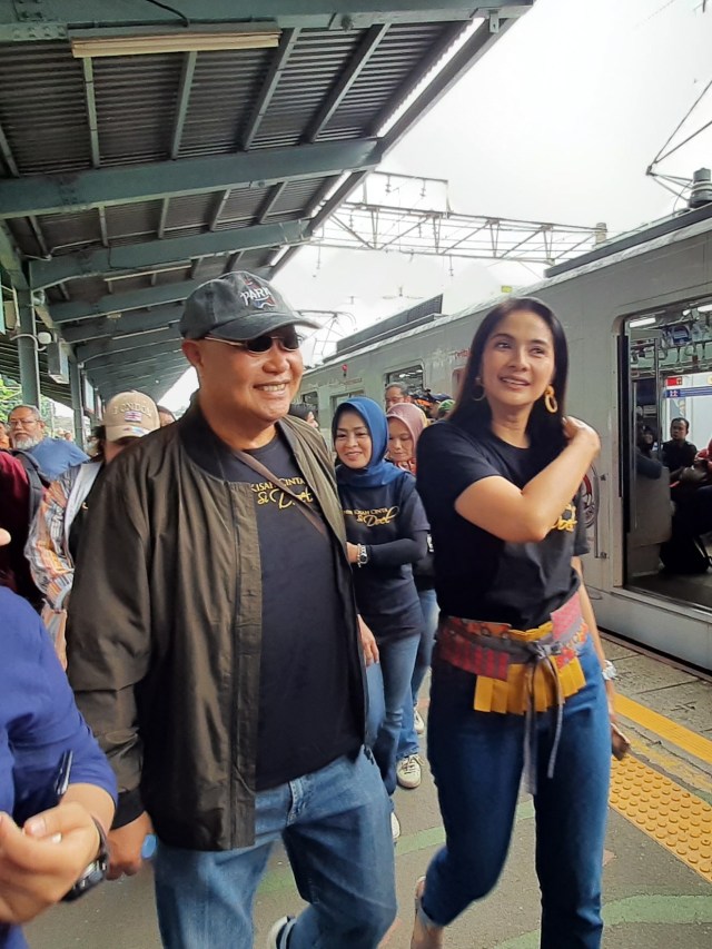 Maudy Koesnaedi (kanan) dan Salman Al Farisi (pemeran Koh Ahong) di Stasiun Pasar Minggu, Jakarta Selatan, Rabu (15/1). Foto: Maria Gabrielle Putrinda/kumparan