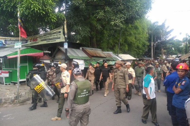 Bentrok antar Pihak YOSS di Stadion Mattoangin dengan pihak Pemprov yakni Satpol PP dan juga anggota polisi, Rabu (15/1). (Foto Herlin/Makassar Indeks).