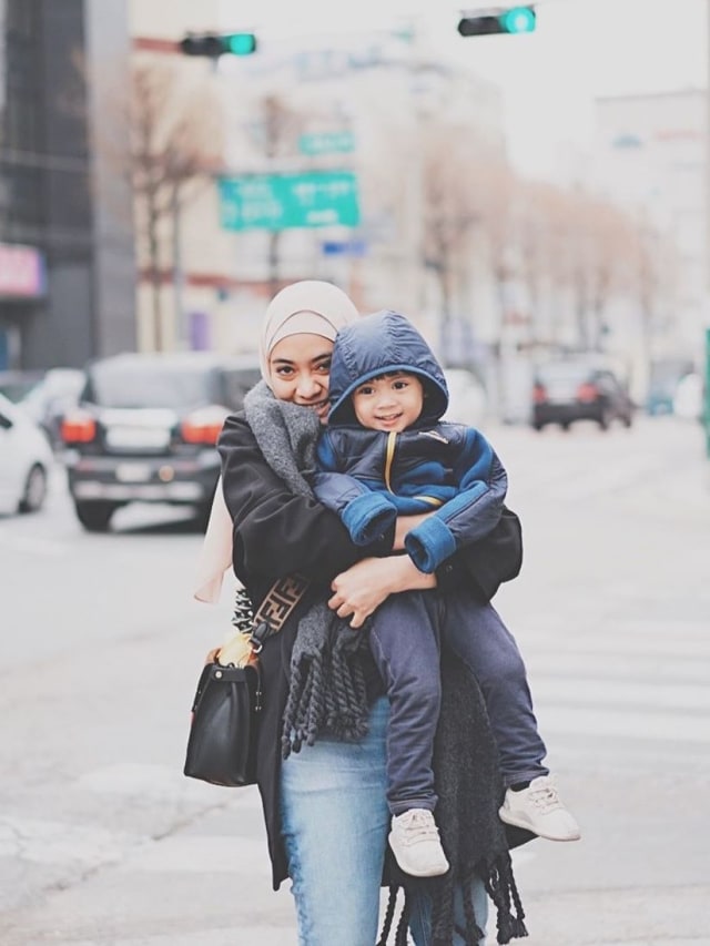 Ayudia Bing Slamet dan anaknya Dia Sekala Bumi.
 Foto: Instagram/ @ayudiac