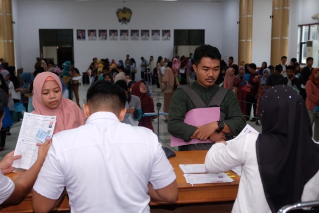 CPNS di Gowa melakukan pengambilan kartu tes di Baruga Karaeng Galesong, Gowa, Rabu (15/1).