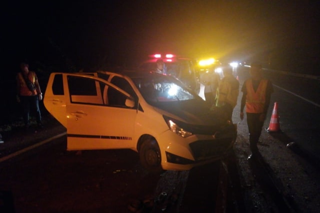 Kecelakaan lalu lintas (Lakalantas) di tol Cipali KM 117.100 Jalur B Kabupaten Subang, Jawa Barat antara bus dan minibus, pada Rabu (15/01/2020). Dalam insiden ini, satu orang tewas dilokasi kejadian. (Dok.PJR Cipali)