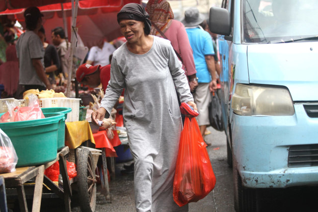 Warga membawa kantung berisi belanjaanya di Pasar Kebayoran Lama, Jakarta, Rabu (15/1).  Foto: Iqbal Firdaus/kumparan 