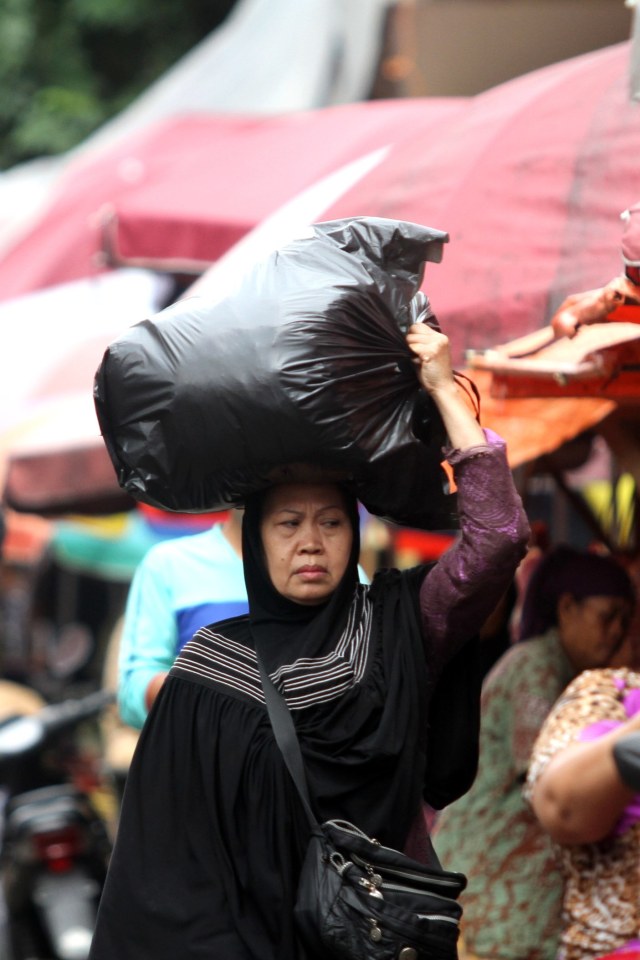 Warga membawa kantung berisi belanjanya di Pasar Kebayoran Lama, Jakarta, Rabu (15/1).  Foto: Iqbal Firdaus/kumparan 