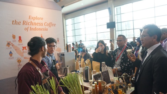 Wamenparekraf Angela Tanoesoedibjo mencicipi kopi khas Indonesia di stan Wonderful Indonesia di Travex ATF 2020. Foto: Gitario Vista Inasis/kumparan