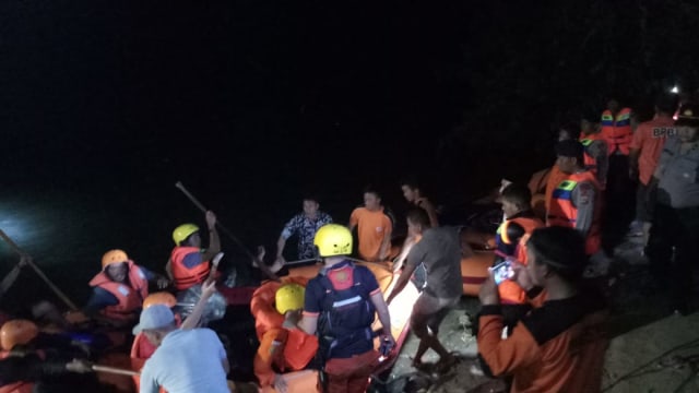 Tim SAR gabungan saat mengevakuasi korban tenggelam di sungai Uyem Ratus Serule yang ditemukan dalam kondisi meninggal dunia. Foto: Dok. SAR Banda Aceh