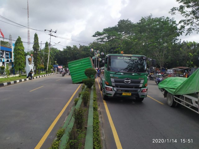 Kontainer yang terjatuh dari truknya di jalan Pak Kasih Pontianak. Foto: Dok Satlantas Polresta Pontianak
