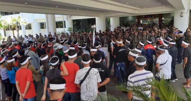 massa aksi berkumpul di depan kantor Gubernur Sulut