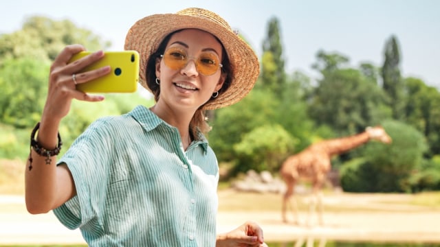 Milenial berselfie saat liburan