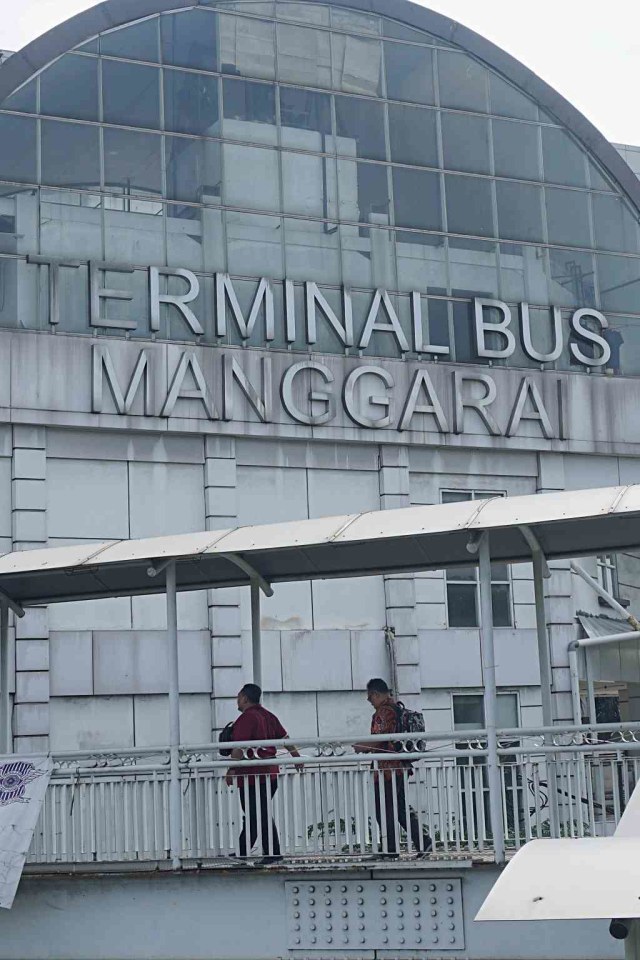 Sejulah warga melintas di Terminal Bus Manggarai, Jakarta, Rabu (15/1) Foto: Fanny Kusumawardhani/kumparan