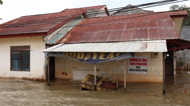 Akibat hujan deras sejak Sabtu (11/01), kini Samarinda kembali lumpuh karena banjir | Photo by Karja/Nadya