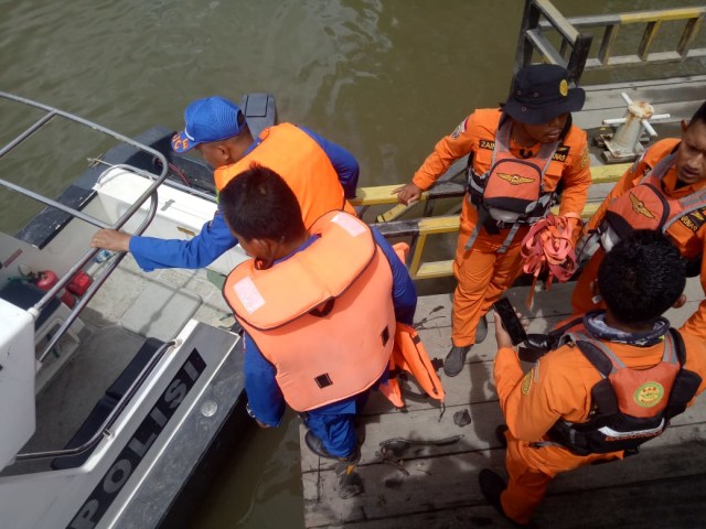 Tim Basarnas hendak melakukan pencarian korban Ayub Fimbay, foto : Humas Basarnas Bintuni