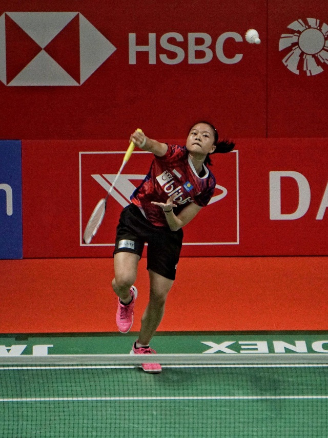 Tunggal putri Indonesia Fitriani berusaha membalikkan kok pada pertandingan Indonesia Masters 2020 di Istora Senayan, Jakarta.
 Foto: Jamal Ramadhan/kumparan 