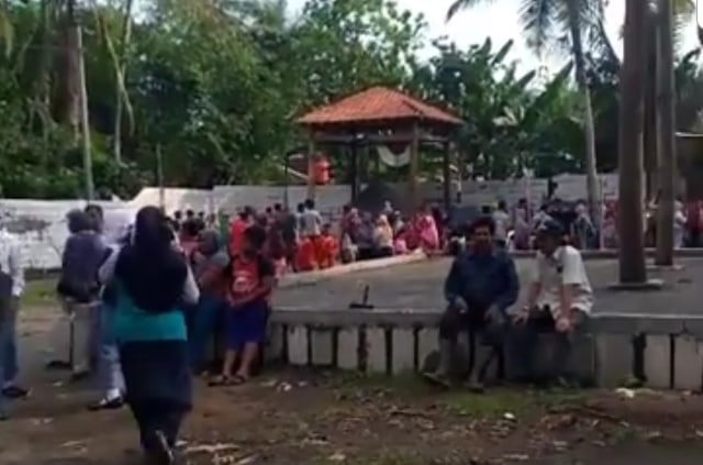 Suasana Keraton Agung Sejagat yang ramai dikunjungi. Foto: lvt.