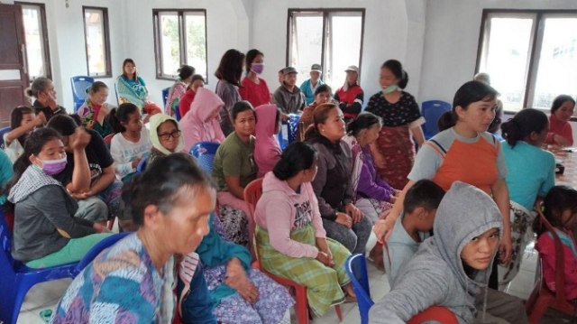 Ratusan warga datang ke Puskesmas Lindu, Kabupaten Sigi, Sulteng, untuk memeriksakan kesehatannya pasca mengalami diare disertai mual dan muntah. Foto: Istimewa