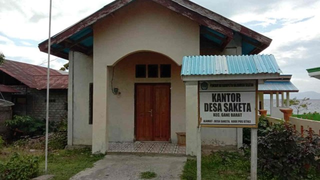 Kantor Desa Saketa, Kecamatan Gane Barat, Kabupaten Halmahera Selatan, Maluku Utara. Safri Noh/cermat